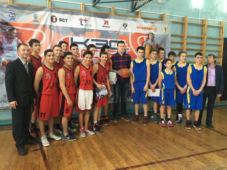 Павел Дьяконов наградил лучшего игрока финального матча чемпионата Школьной баскетбольной лиги 